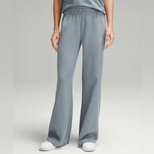 Lululemon Ribbed Softstreme Mid-Rise Pant 32"
Belgian Blue size 12